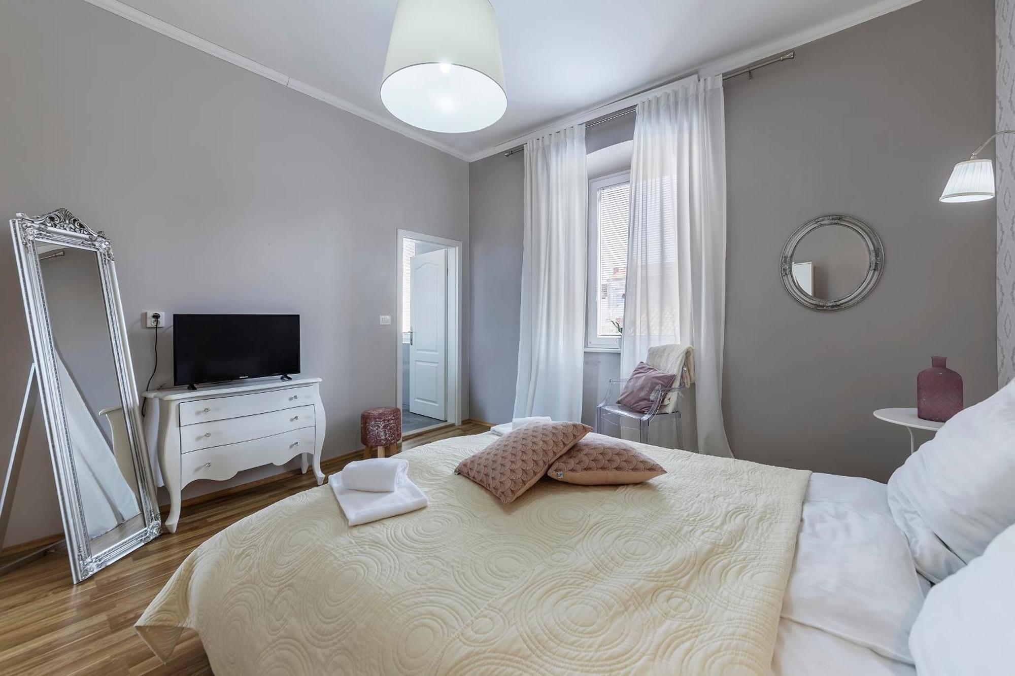 Captain Emo City Apartments พูลา ภายนอก รูปภาพ